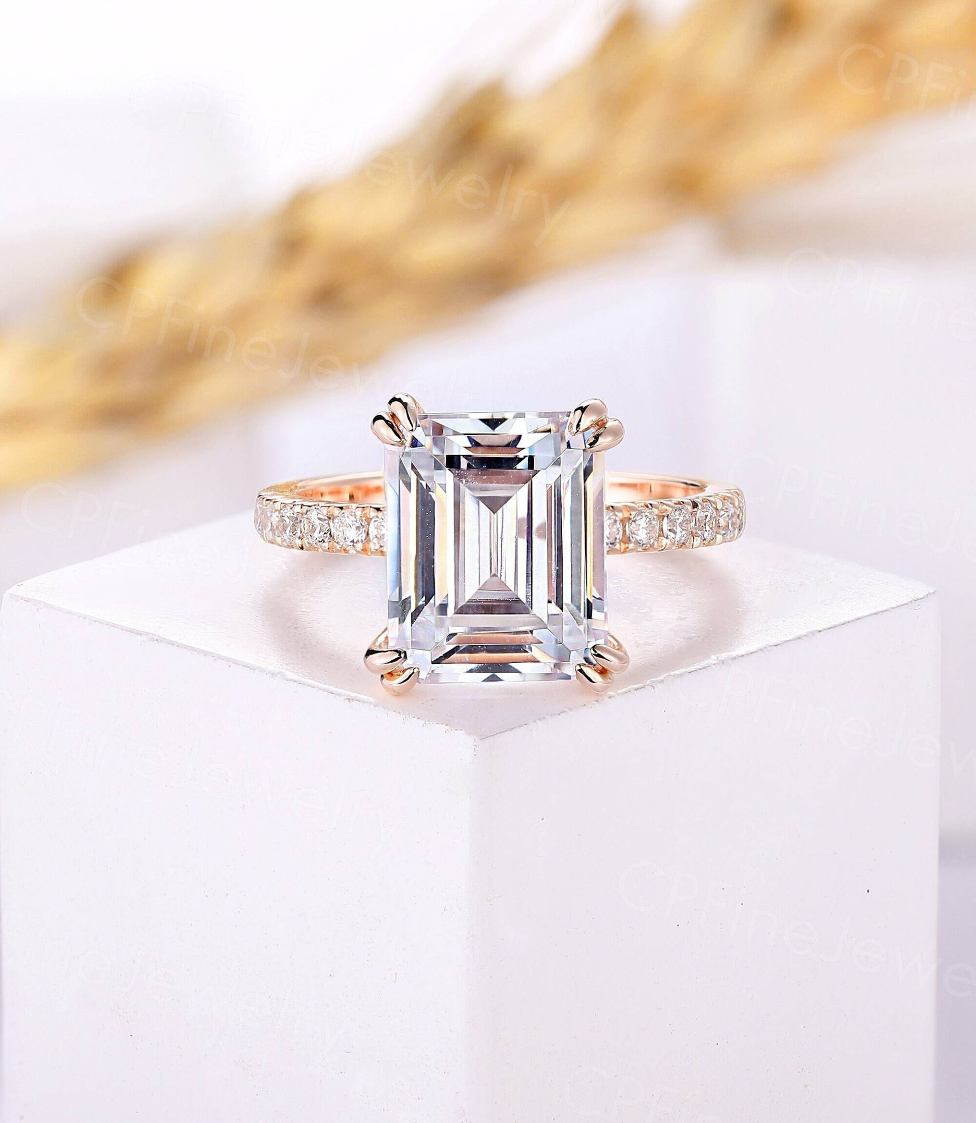 Smaragdschliff Cubic Zirconia Verlobungsring Art-Deco-Roségoldring Moissanite Diamantring Doppelkralle Prong-Ring Pavé-Band Versprechensring von CPFineJewelry