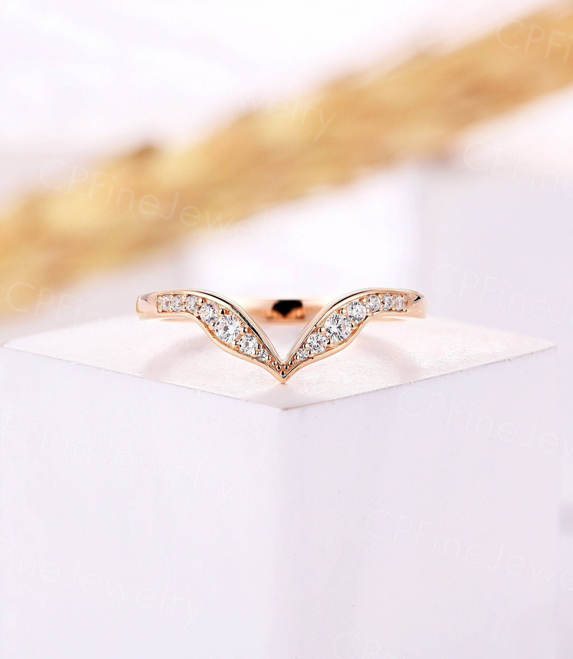 Vintage Diamant Gebogener Ehering Einzigartiger Moissanite Chevron Passender Rosegold V-Förmiger Stapelring Jubiläumsring von CPFineJewelry