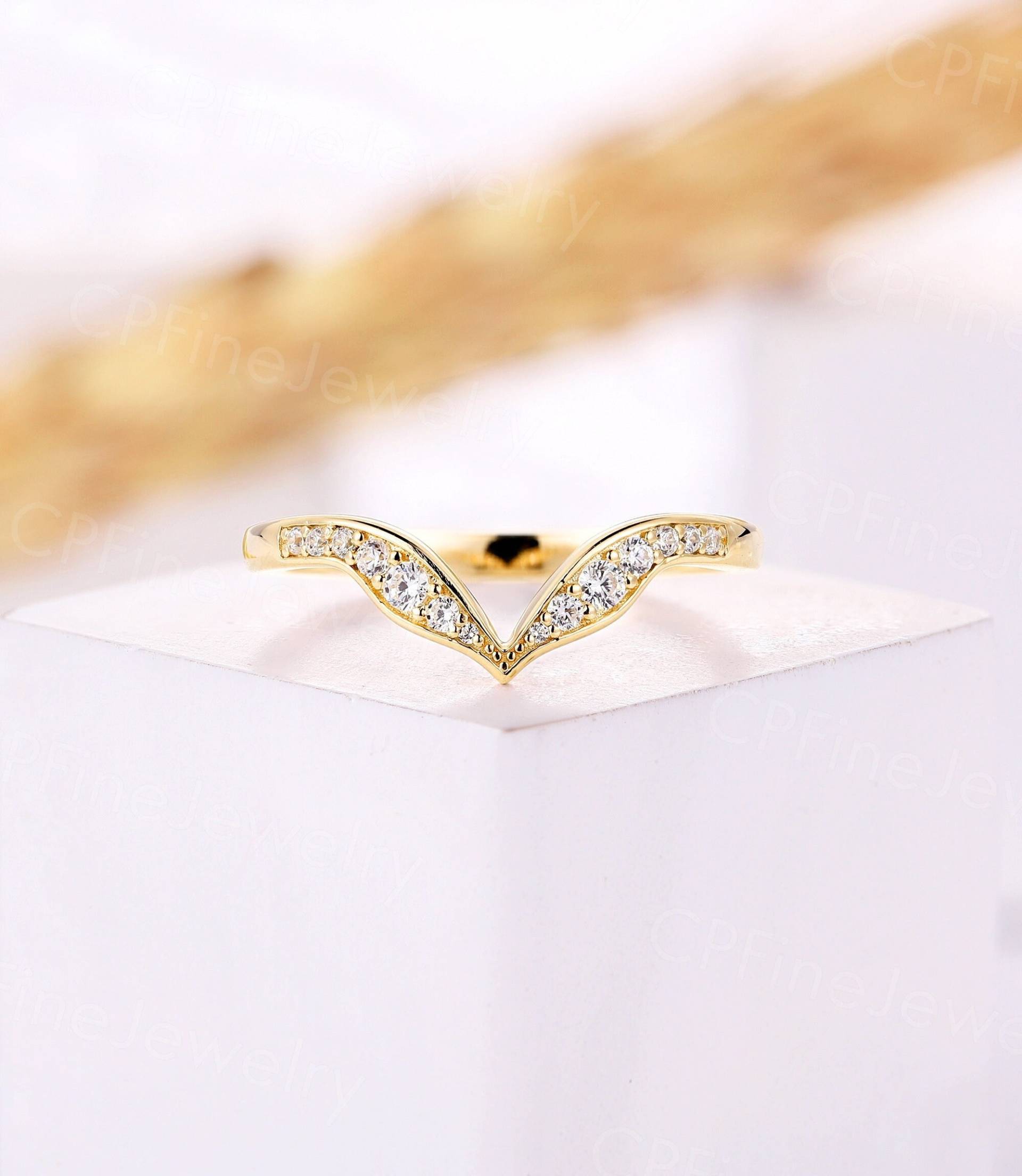 Vintage Moissanite Gebogener Ehering Einzigartiger Diamant Chevron Passender Gelbgold V-Förmiger Stapelring Jubiläumsring von CPFineJewelry