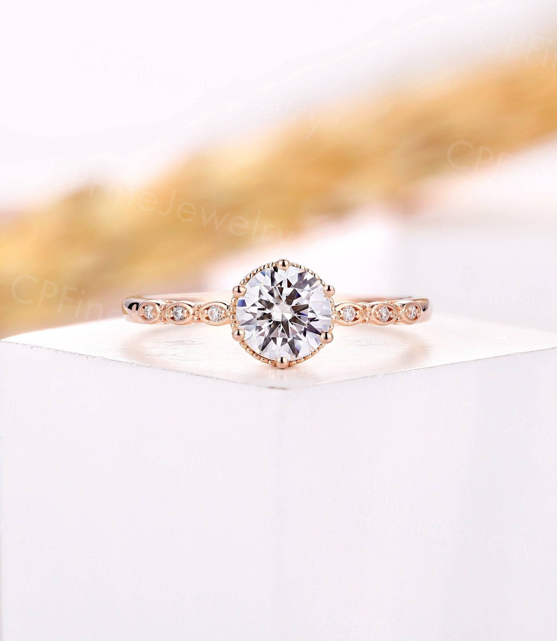 Vintage Moissanite Verlobungsring Rundschliff Ring Rose Gold Diamant Unikat Milgrain Halbe Ewigkeit Jubiläum Versprechen von CPFineJewelry