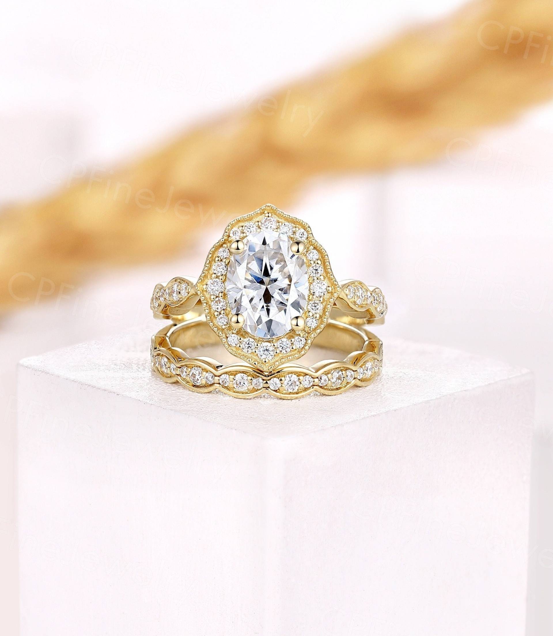 Vintage Moissanite Verlobungsring Set Oval Half Eternity Gelb Gold Ringe Art Deco Diamant Braut Unikat Jubiläum Versprechen Ring von CPFineJewelry