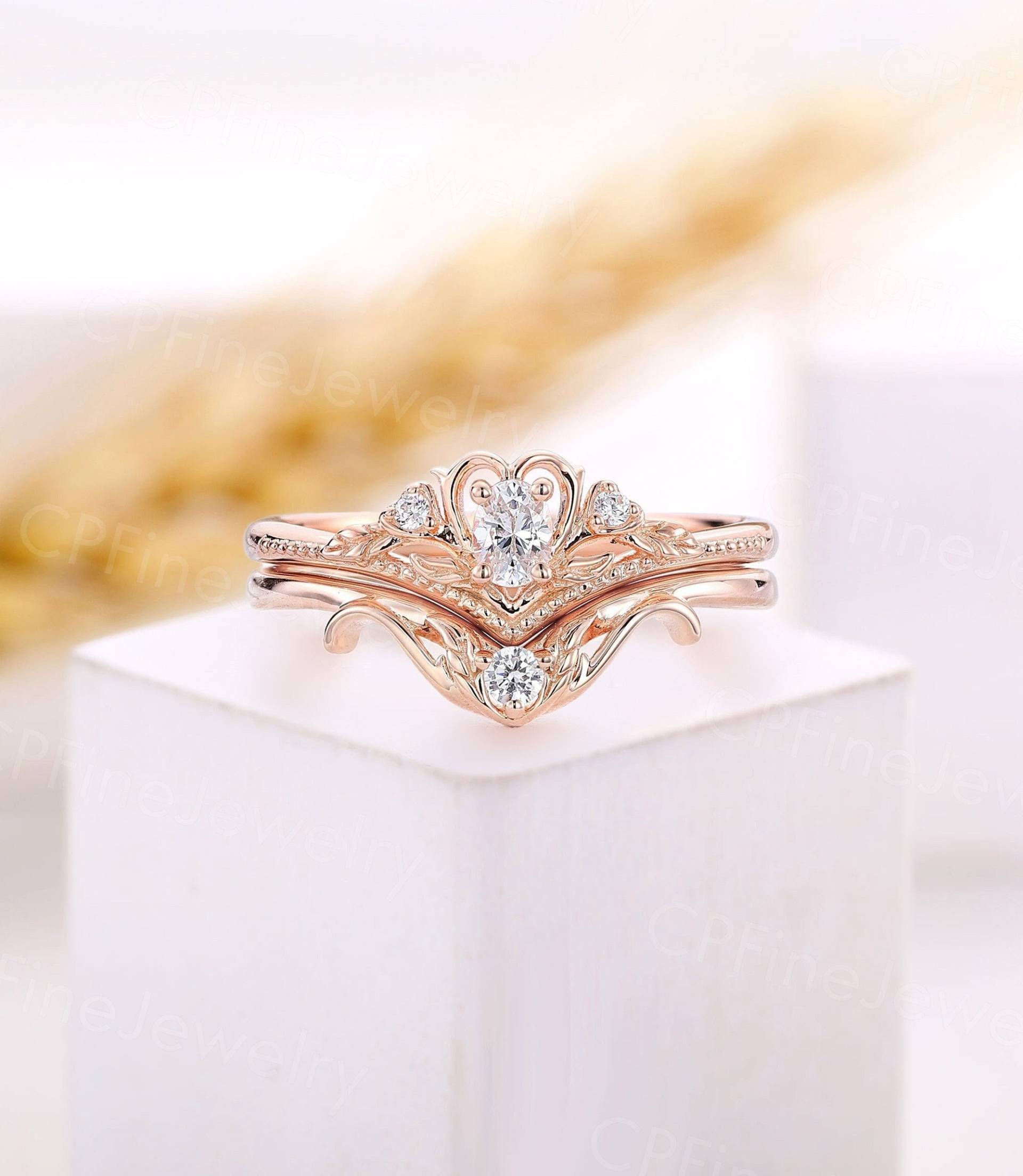 Vintage Ovalschliff Moissanite Verlobungsring Set Gravierter Ring Natur Inspirierter Einzigartiger Blattdiamantring Rosegold Brautversprechen von CPFineJewelry