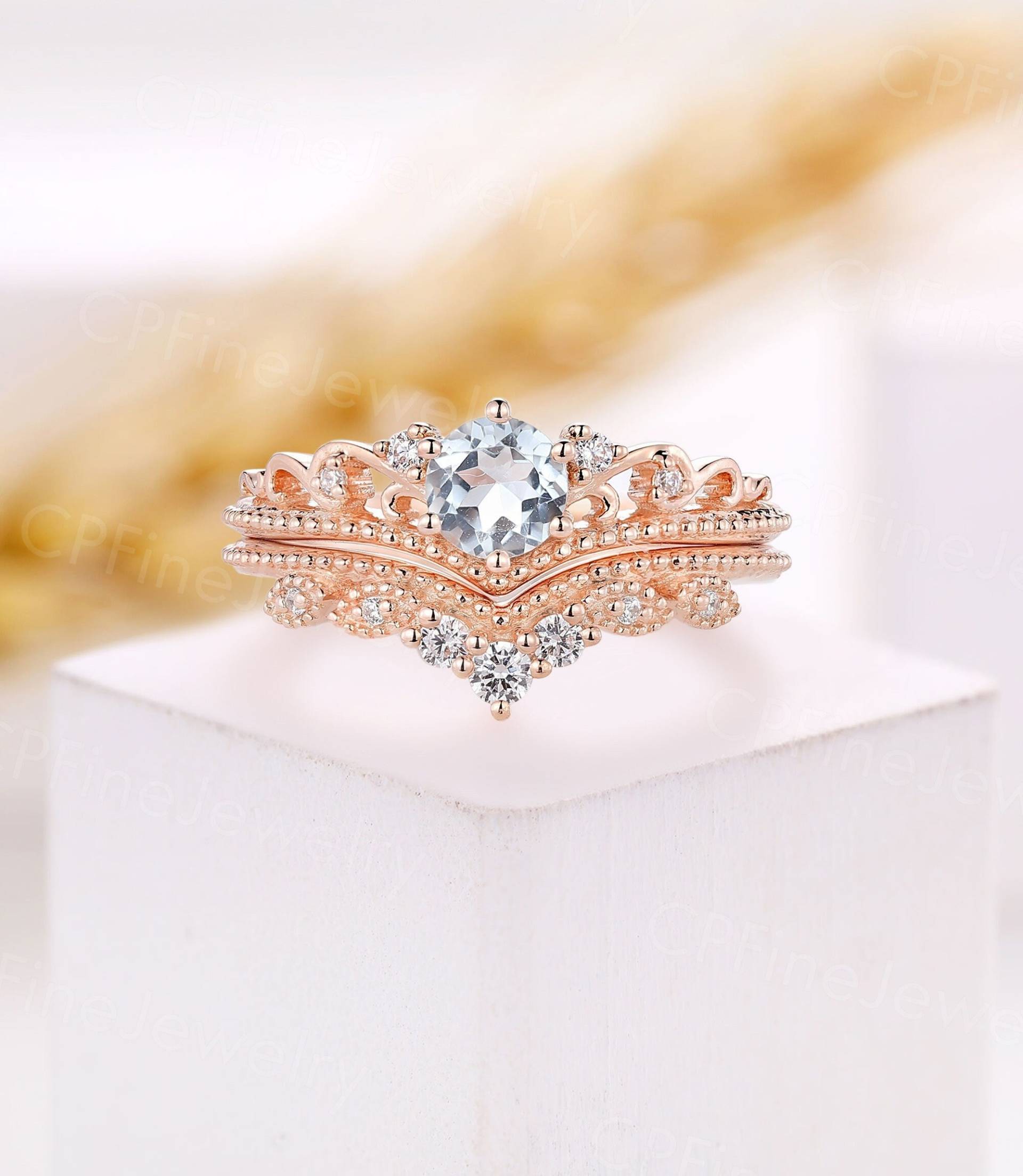 Vintage Runde Aquamarin Verlobungsring Set Rose Gold Art-Deco Milgrain Ring Cluster Moissanit Diamant Gebogenes Band Versprechen Braut-Set von CPFineJewelry