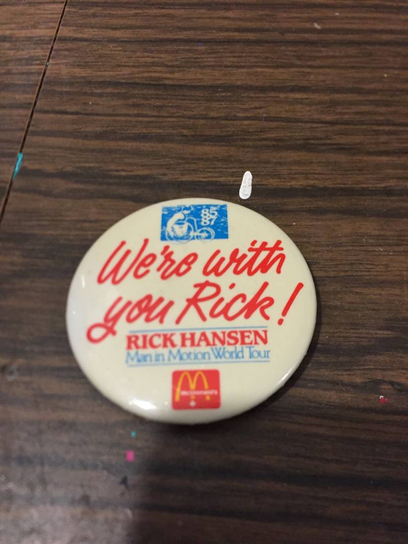 Vintage 1980's "Ware With You Rick" Olympia-Knopf - Seltener Nostalgie-Knopf" von CPJCollectibles