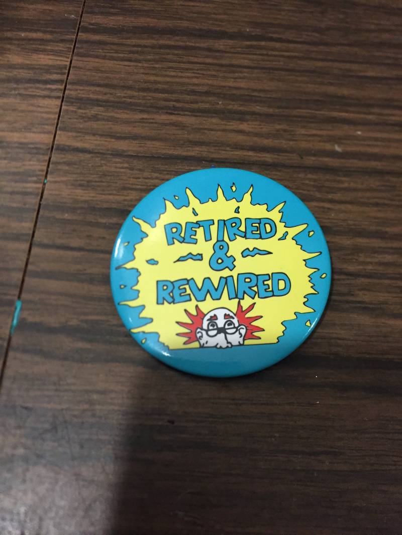 Vintage 1980Er Ruhestand - Retired Not Expired Themed Button Seltener Nostalgie-Knopf von CPJCollectibles