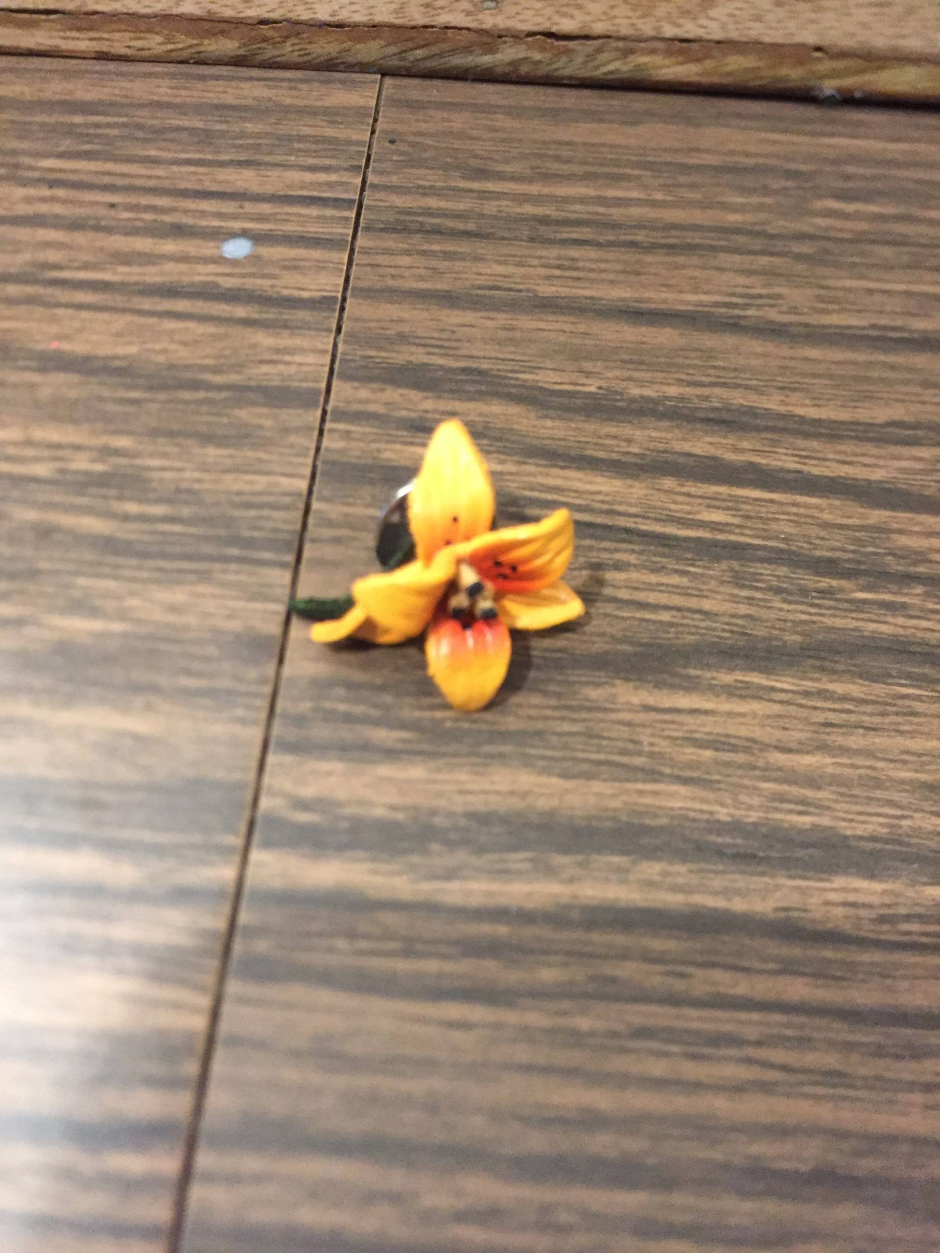 Vintage Lotus Blume Orange Pin - Seltene Anstecknadel Super Coole Nostalgie von CPJCollectibles