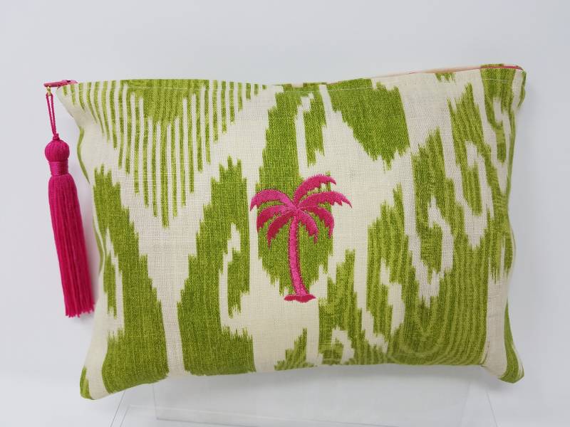 Himbeere Rosa & Grün Ikat-Kupplung Himbeere Rosa & Grün Ikat-Kupplung von CPKDecorativeArts