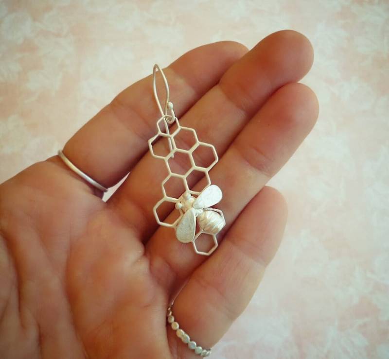 Bee & Honeycomb Einzelohrring Oder Ohrringpaar Bee & Honeycomb Einzelohrring Oder Ohrringpaar von CREATEMariaApostolou
