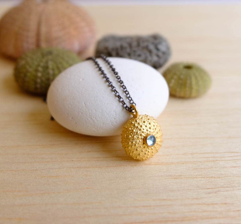 Vergoldeter Seeigel Anhänger Sterling Silber, Blautopas Vergoldeter Seeigel Anhänger Sterling Silber, Blautopas von CREATEMariaApostolou