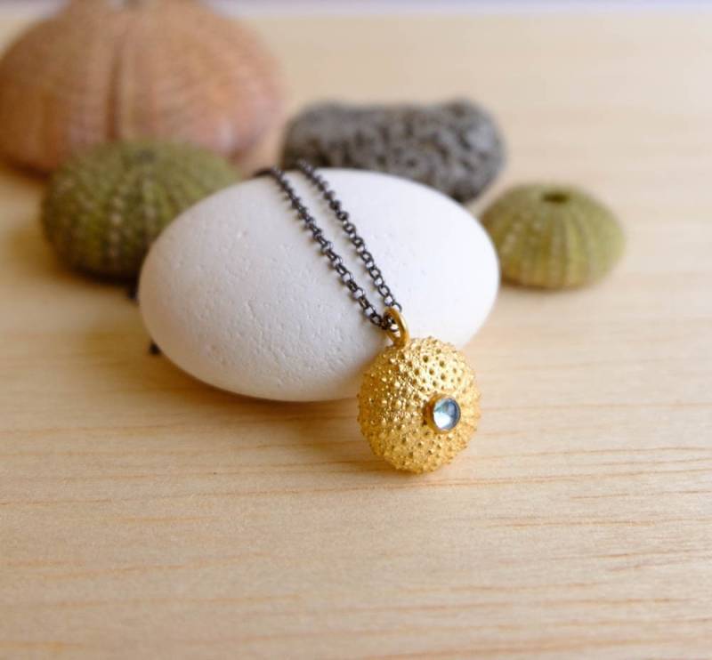 Vergoldeter Seeigel Anhänger Sterling Silber, Blautopas Vergoldeter Seeigel Anhänger Sterling Silber, Blautopas von CREATEMariaApostolou
