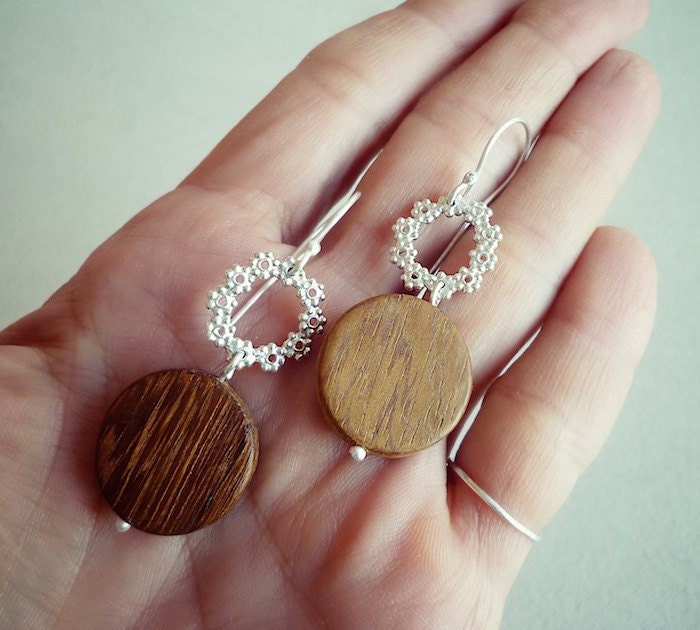 sterling Silber Blumenkranz & Holz Ohrringe sterling Silber Blumenkranz & Holz Ohrringe von CREATEMariaApostolou