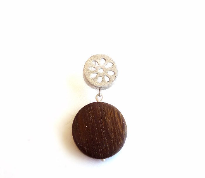 sterling Silber Rosette & Holz Einzelohrring sterling Silber Rosette & Holz Einzelohrring von CREATEMariaApostolou