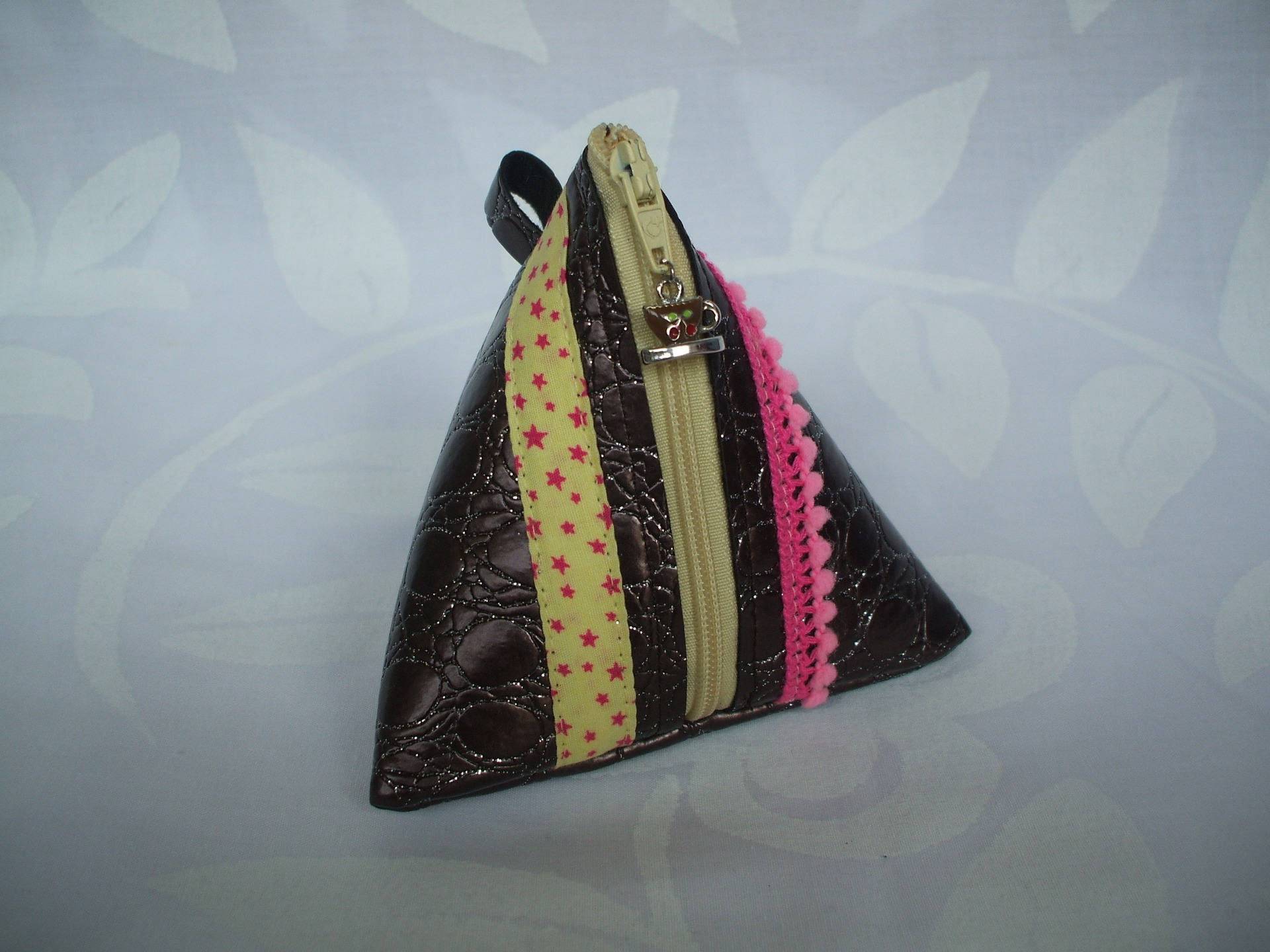 Berlingot-Geldbörse Aus Braunem Imitat Und Gelbem Rosafarbenem Zopf von CREATIONSMURIELHULOT