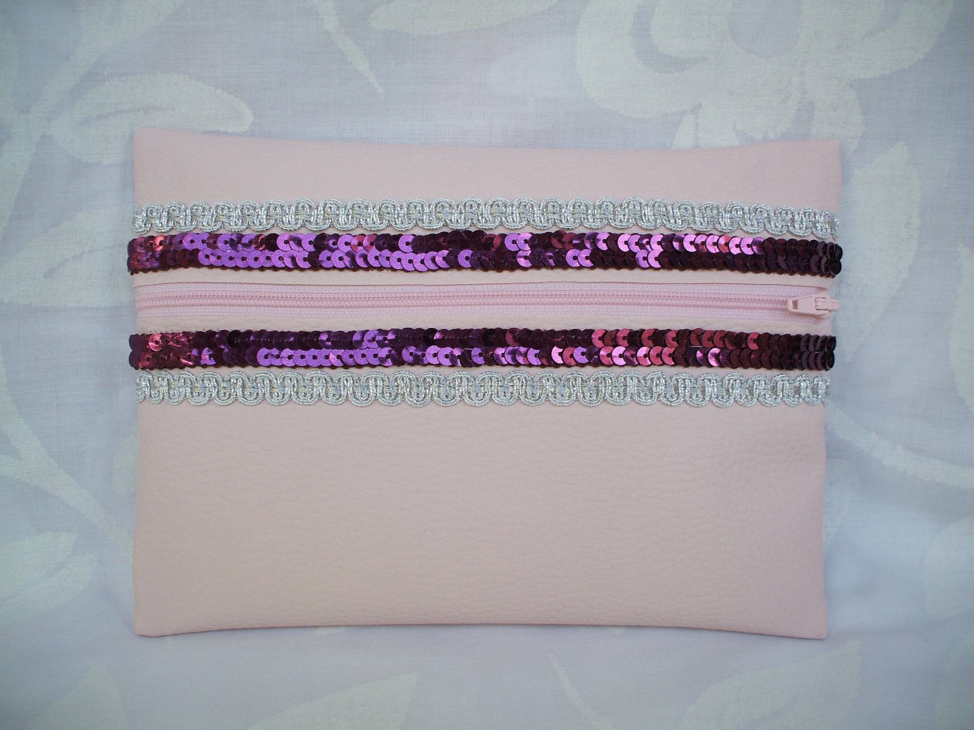 Clutch Aus Hellrosa Kunstleder Mit Silberner Und Glitzernder Himbeerborte Clutch Aus Hellrosa Kunstleder Mit Silberner Und Glitzernder Himbeerborte von CREATIONSMURIELHULOT