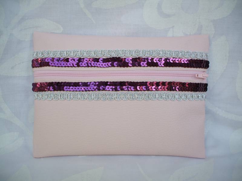 Clutch Aus Hellrosa Kunstleder Mit Silberner Und Glitzernder Himbeerborte Clutch Aus Hellrosa Kunstleder Mit Silberner Und Glitzernder Himbeerborte von CREATIONSMURIELHULOT
