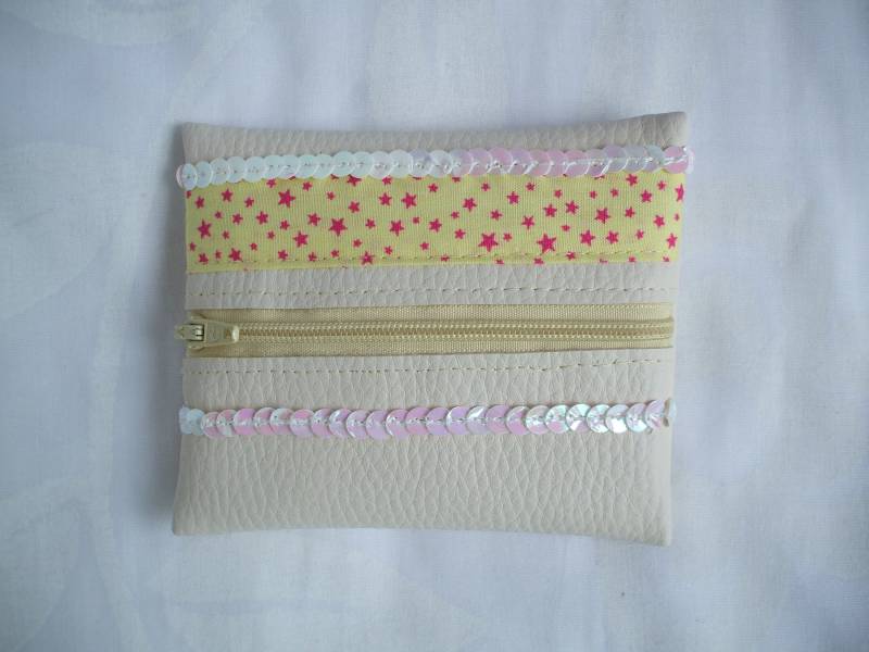 Geldbörse Aus Cremefarbenem Kunstleder, Gelbem Und Rosafarbenem Stoff Glitzerndem Band von CREATIONSMURIELHULOT