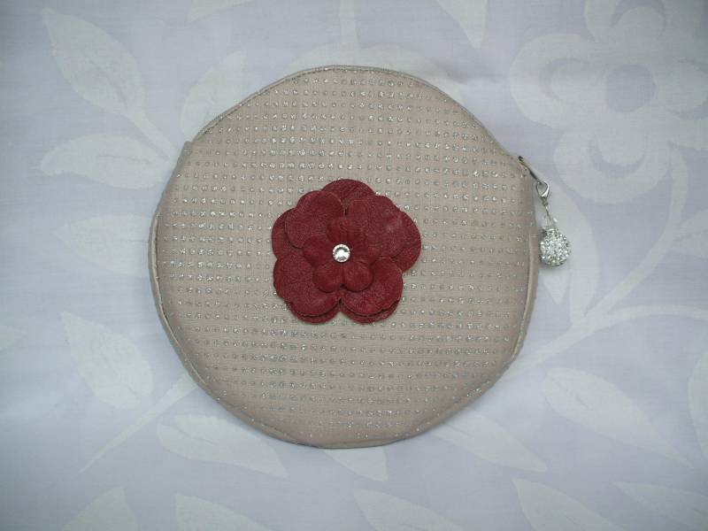 Runde Clutch Aus Rohlederimitat Mit Strasssteinen von CREATIONSMURIELHULOT