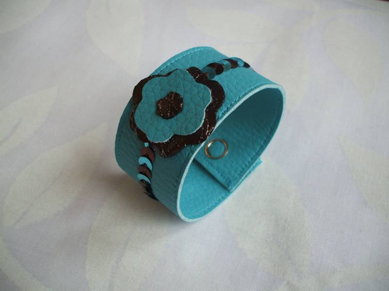 Türkisfarbenes Manschettenarmband Aus Kunstleder Mit Blume Türkisfarbenes Manschettenarmband Aus Kunstleder Mit Blume von CREATIONSMURIELHULOT
