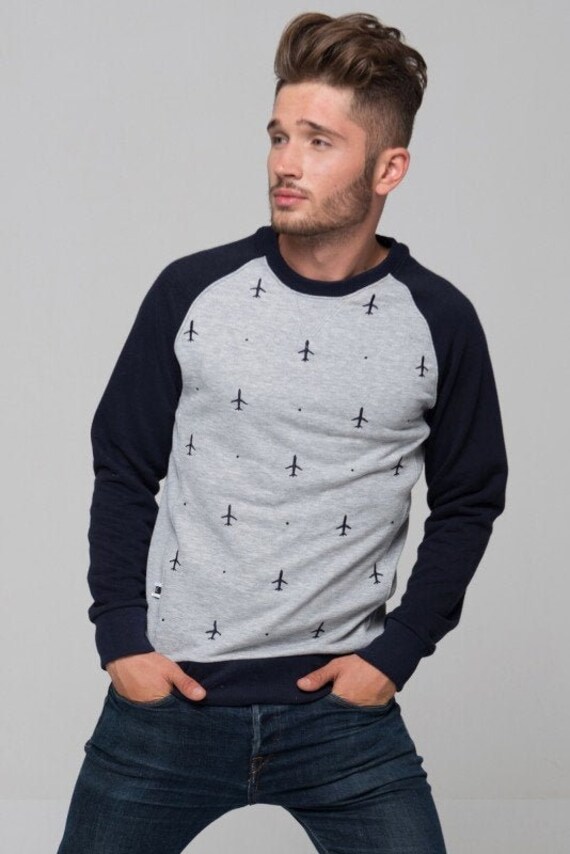 Herren Sweatshirt Mit Gestickten Flugzeuge Pullover Geschenk Für Steward Geschenk Flugbegleiter Präsentiert Flugzeug Pilot von CREWITEMS
