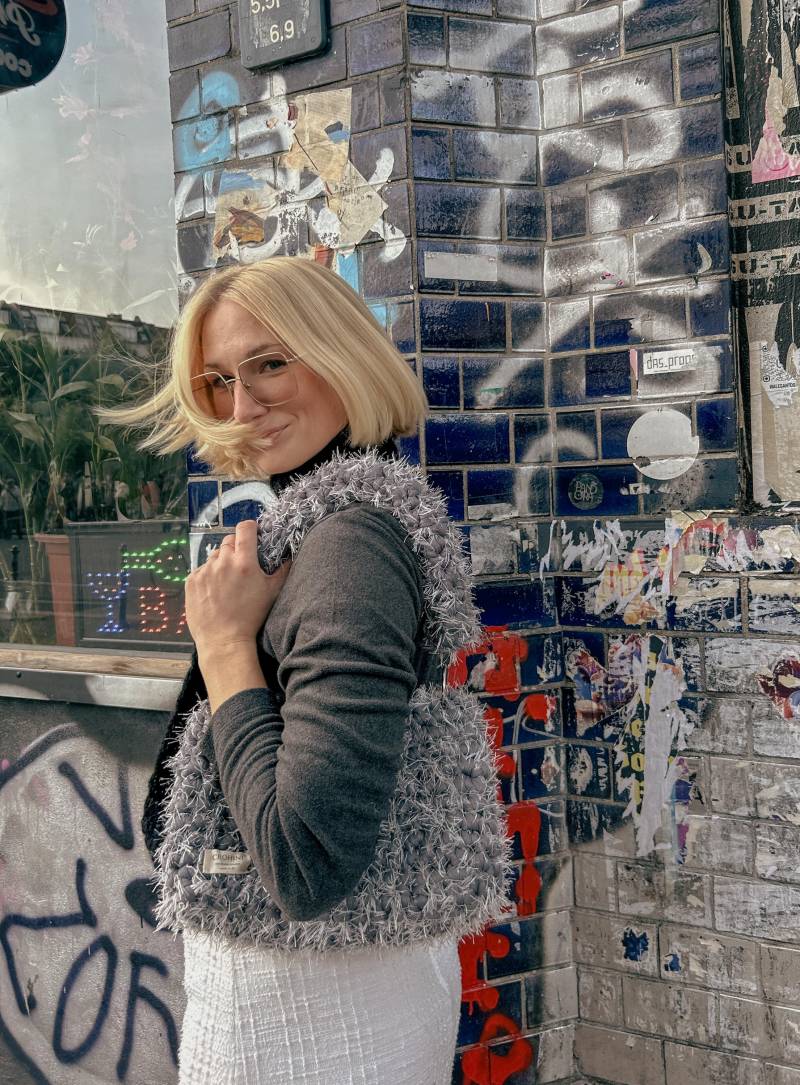 Flauschige Graue Häkeltasche - Medium Joe Handmade Gehäkelte Tasche von CROHINI