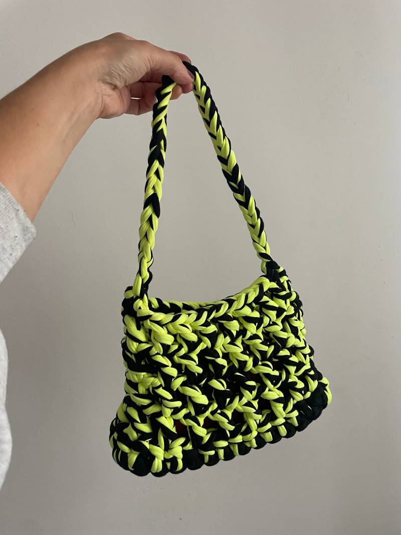 Schwarz Und Neon Gelbe Häkeltasche - Mini Crohini Tom Bag Handmade Gehäkelte Tasche von CROHINI