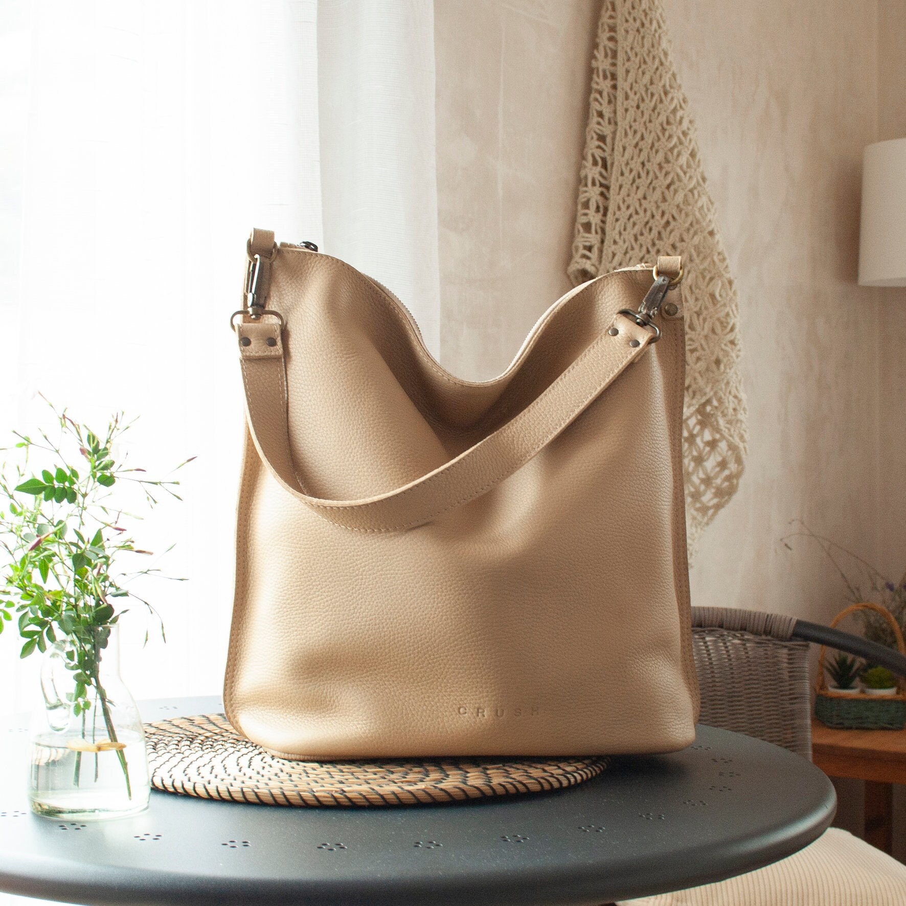 Handgefertigte Leder-Schultertasche June - Große Damen-Tasche Aus Echtleder, Hobo Bag, Geschenk Für Mama von CRUSHLEATHERGOODS