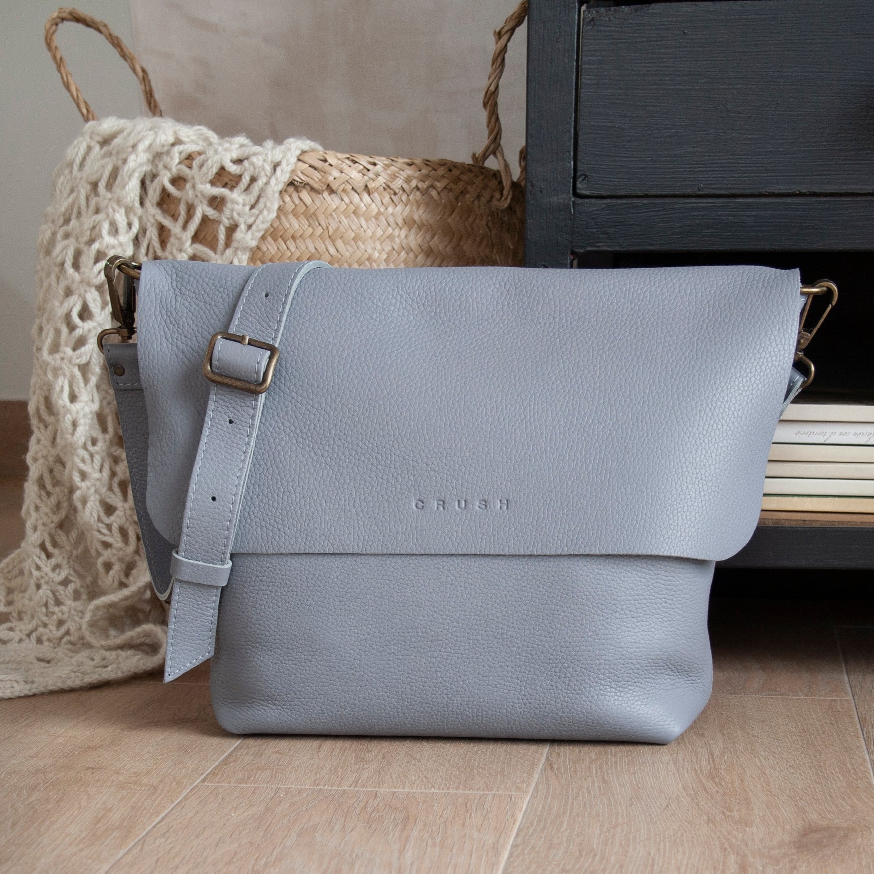 Handgefertigte Leder-Umhängetasche Alltagstasche, 19 Farben von CRUSHLEATHERGOODS