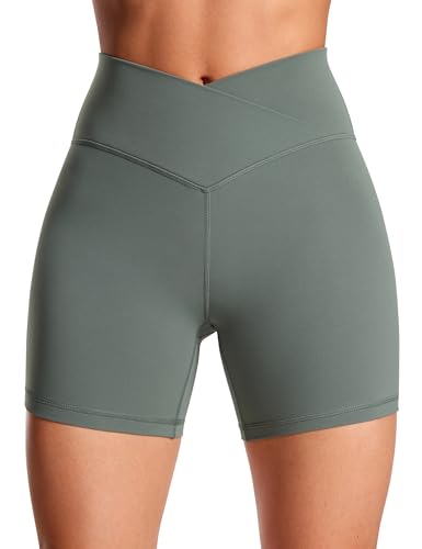 CRZ YOGA Butterluxe Damen Crossover Sport Radlerhose High Waist V-Kreuz Biker Shorts Blickdicht Gym Kurze Leggings - 13cm Grauer Salbei 36 von CRZ YOGA