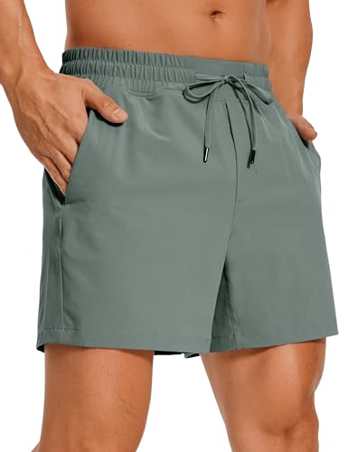 CRZ YOGA Herren Sports Shorts Schnelltrocknend Fitness Kurz Hose Laufshorts mit Taschen - 13cm Grauer Salbei M von CRZ YOGA