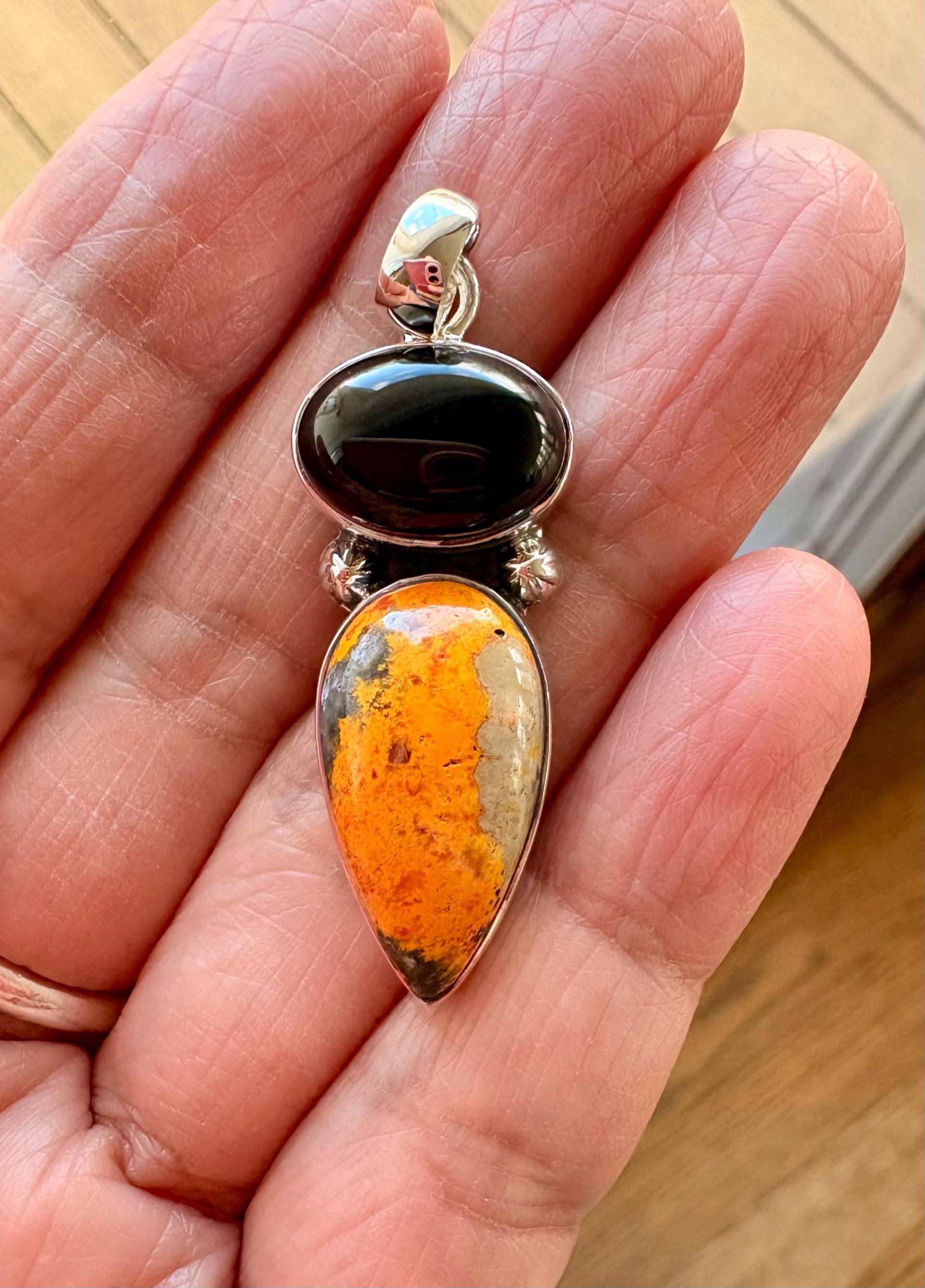 Sterling Silber Hummel Mit Schwarzem Onyx Stein Anhänger von CSRJEWELRYDESIGN