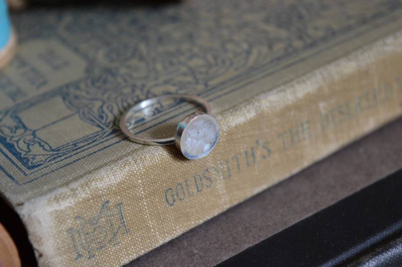 Handgemachter Silber-Ring Mit Zerkleinertem Perlmutt-stein von CSebaldJewelry