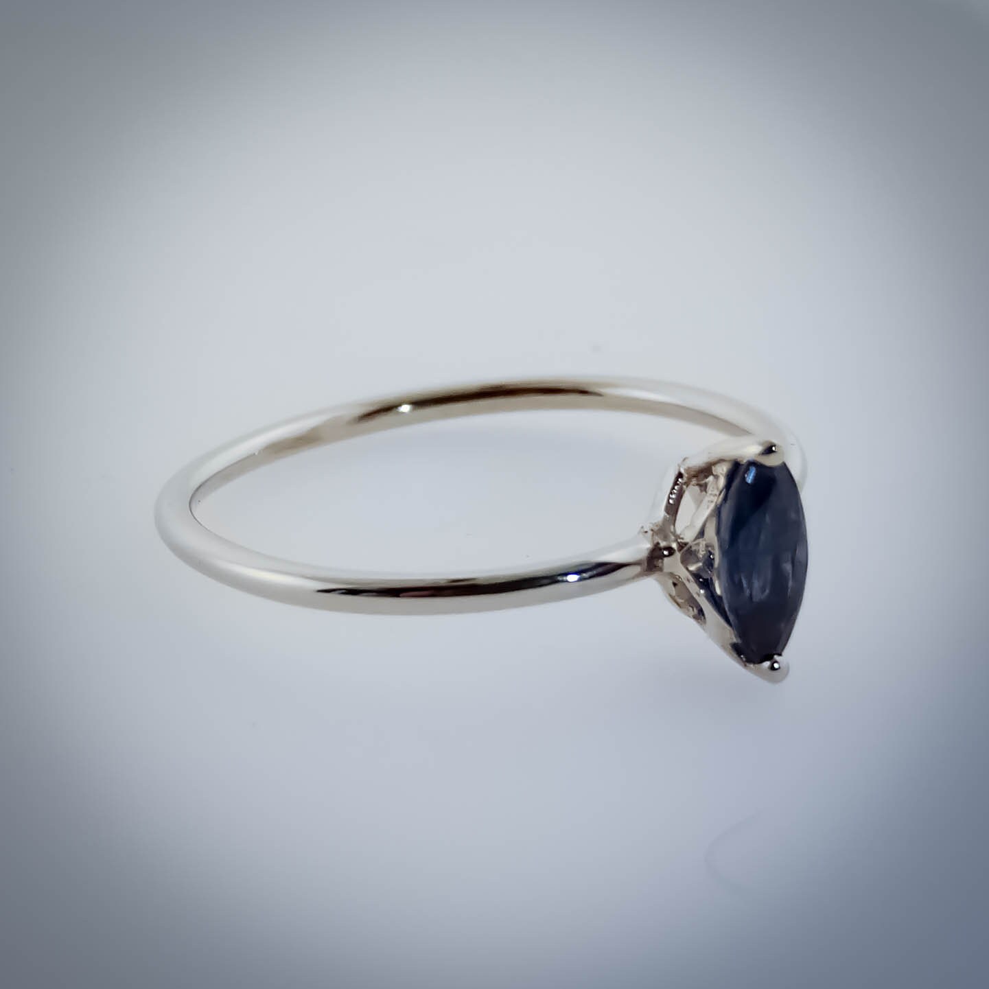 Wunderschöne 14 K Weißgold Ring Mit 0, 30Ct Marquise Blau Saphir Wunderschöne 14 K Weißgold Ring Mit 0, 30Ct Marquise Blau Saphir von CTFineJewelryStore