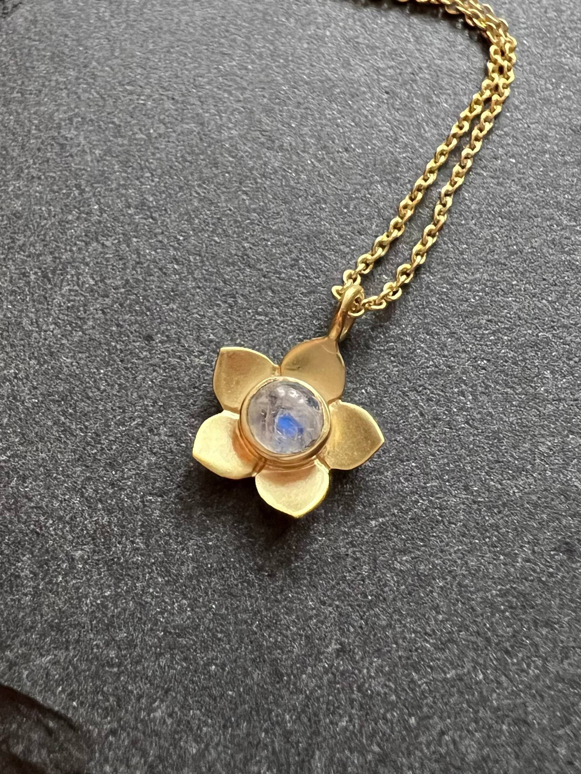 18K Gold Vermeil Mondstein Blume Anhänger Halskette 18K Gold Vermeil Mondstein Blume Anhänger Halskette von CTJewelryNYC