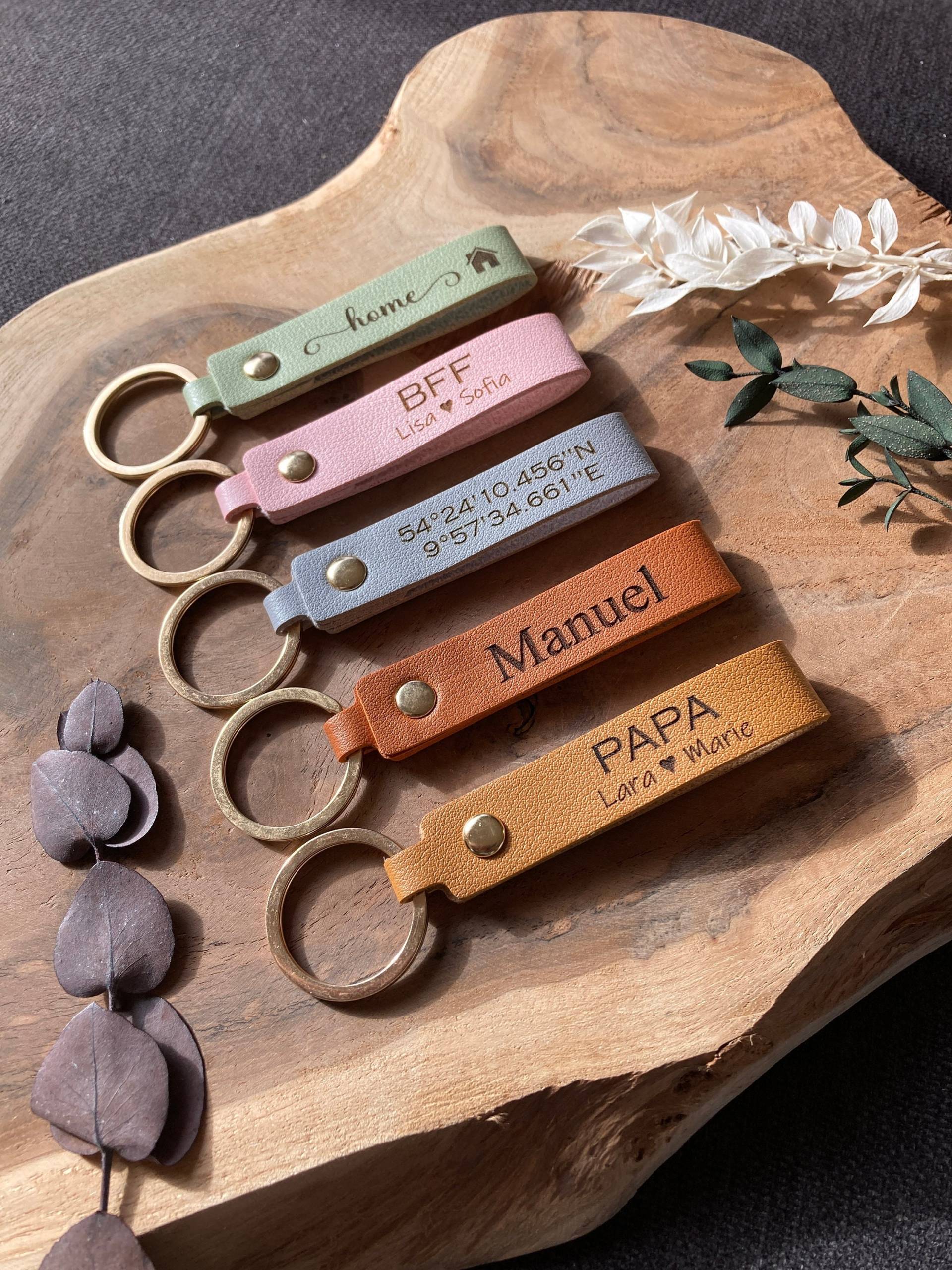 Schlüsselanhänger, Personalisierbar, Pu-Leder, Muttertag, Geburtstag, Valentinstag, Vatertag, Weihnachten, Auto, Koordinaten, Mama, Papa Schlüsselanhänger, Personalisierbar, Pu-Leder, Muttertag, Geburtstag, Valentinstag, Vatertag, Weihnachten, Auto, Koordinaten, Mama, Papa von CTUnikate