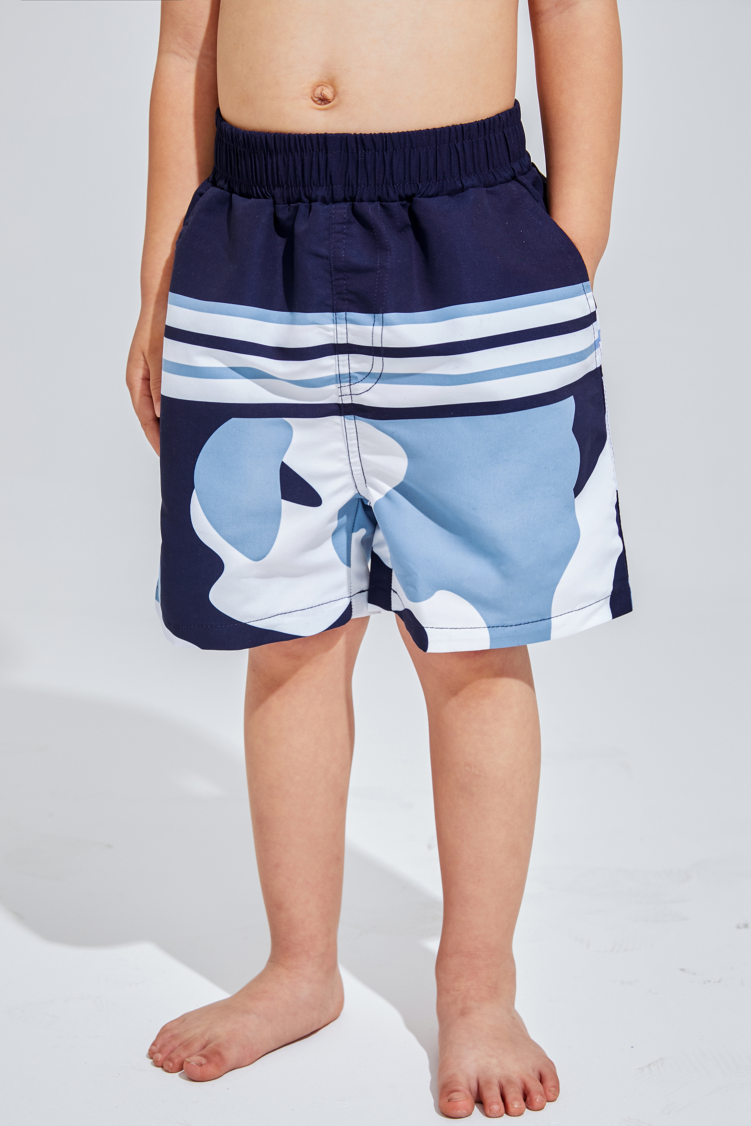 Blaue Boardshorts mit Tarnmuster und Streifen von CUPSHE