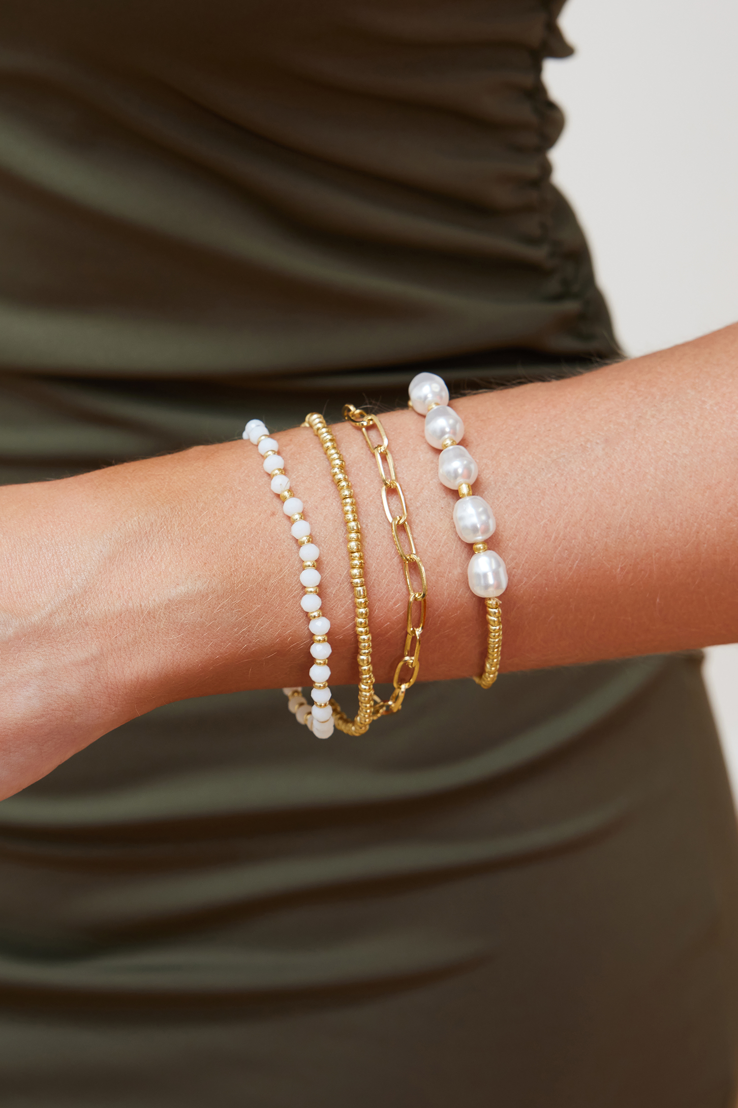 Goldfarbenes Armband-Set mit Kunstperlen Goldfarbenes Armband-Set mit Kunstperlen von CUPSHE