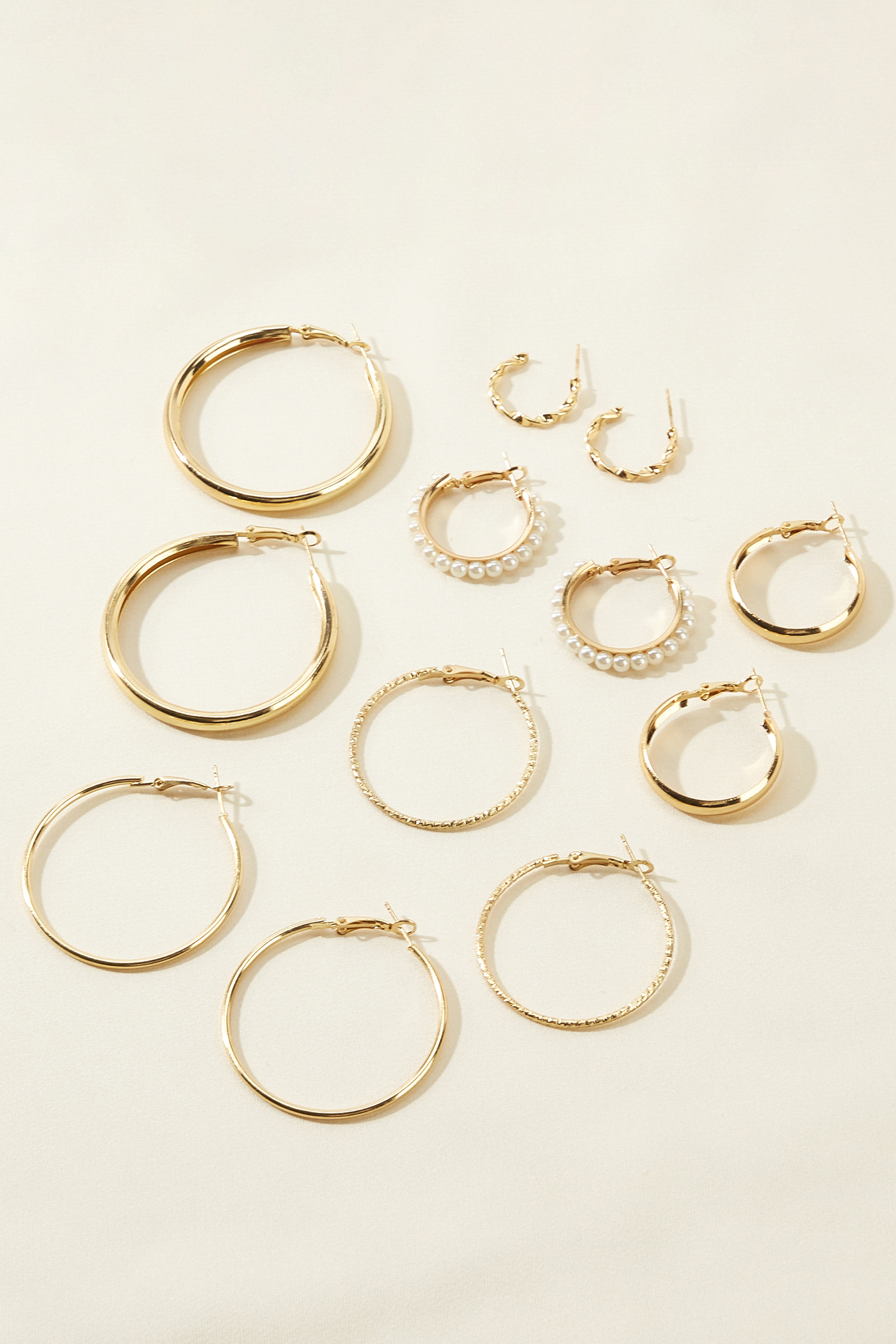 Goldfarbenes Ohrringe-Set im Creolen-Stil Goldfarbenes Ohrringe-Set im Creolen-Stil von CUPSHE