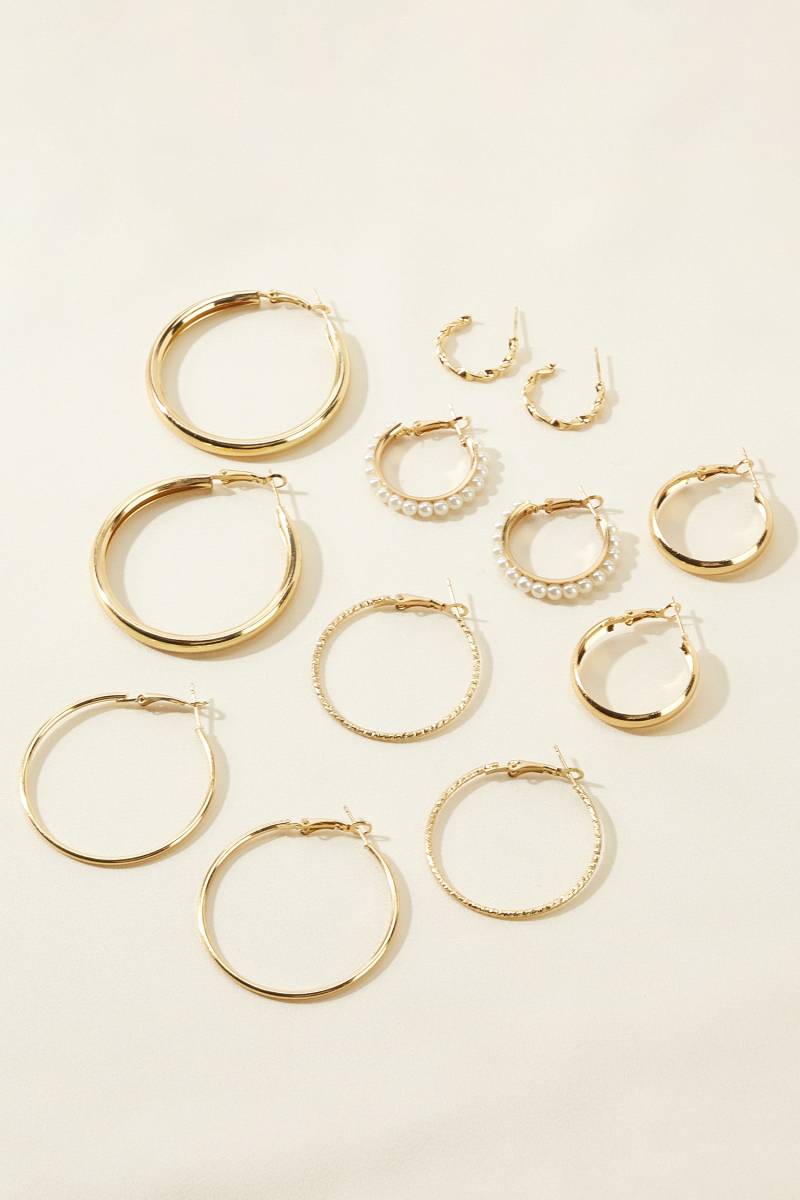 Goldfarbenes Ohrringe-Set im Creolen-Stil von CUPSHE