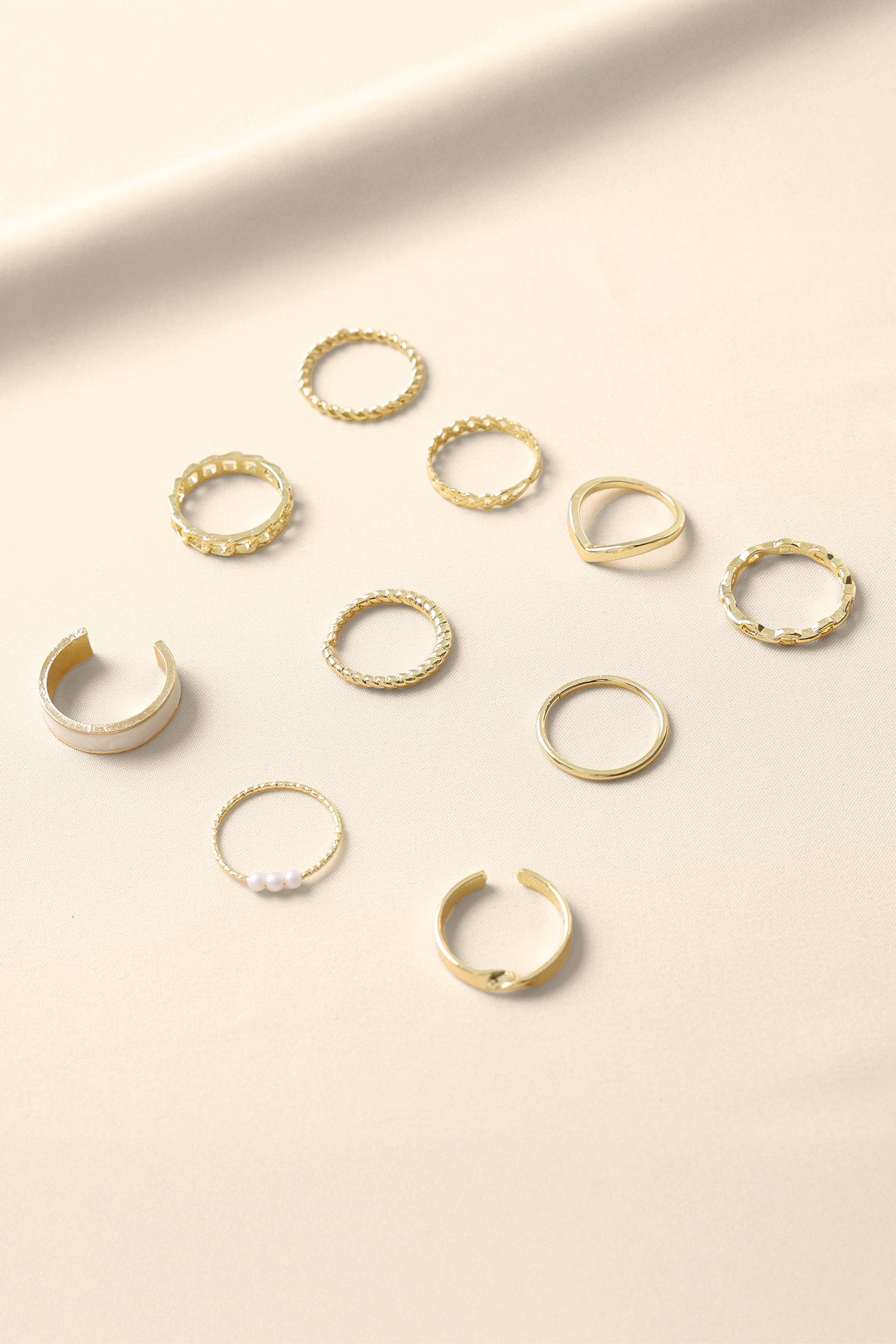 Goldfarbenes Ring-Set in verschiedenen Formen von CUPSHE
