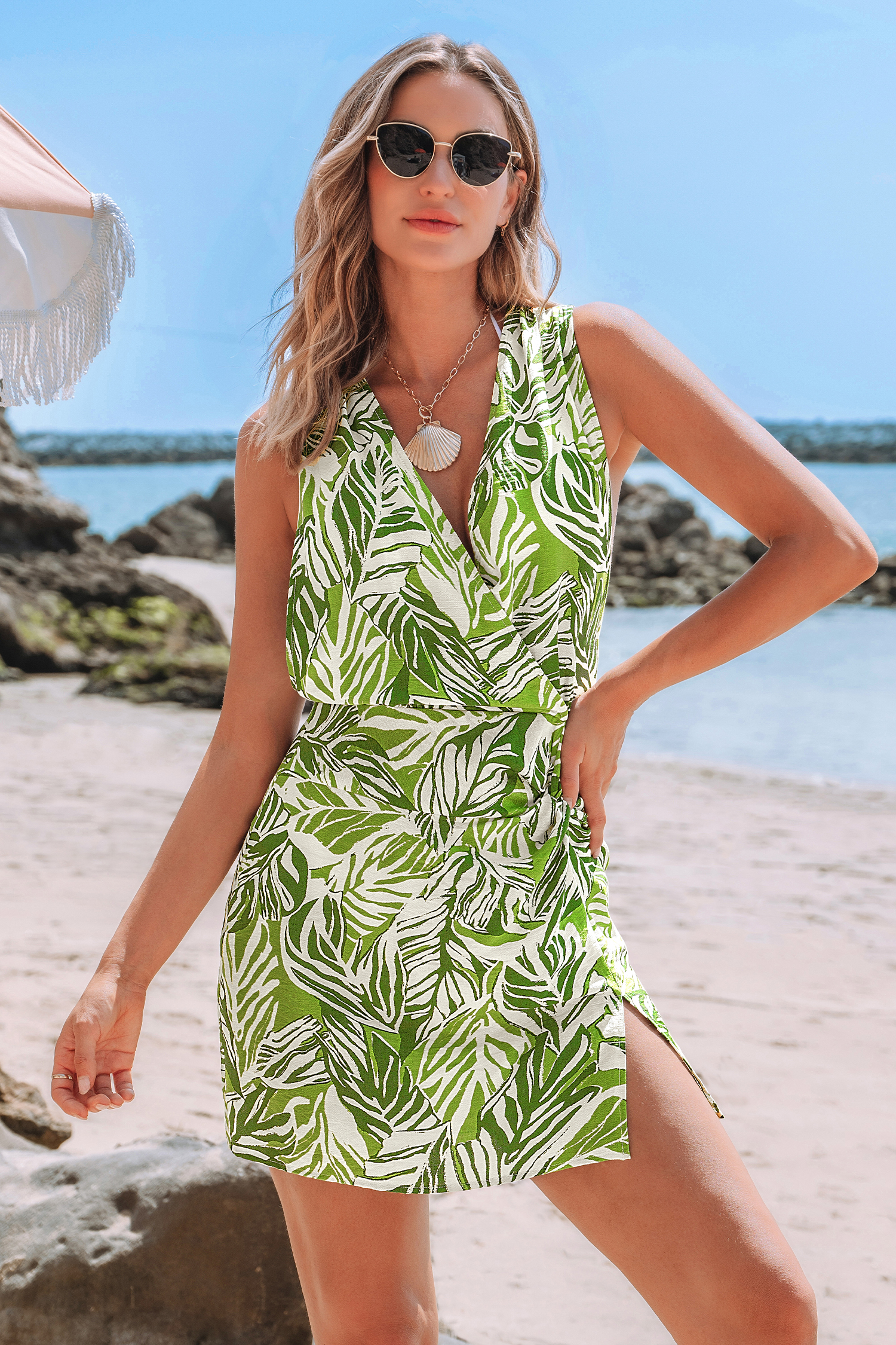 Tropisches Ärmelloses Mini-Wickel-Strandkleid von CUPSHE