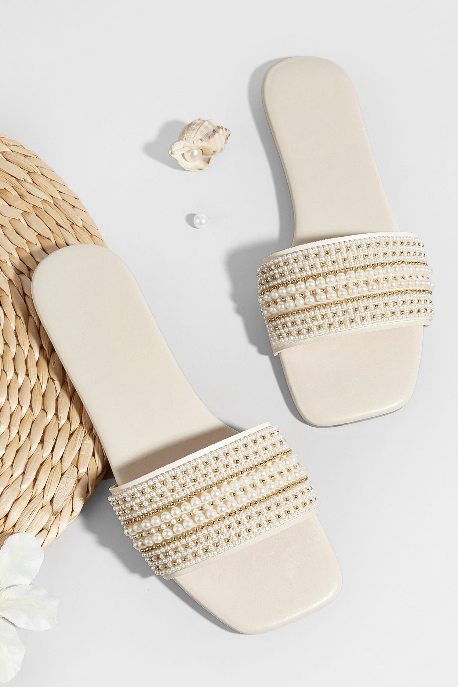 Weiße Sandalen mit Kunstperlen von CUPSHE