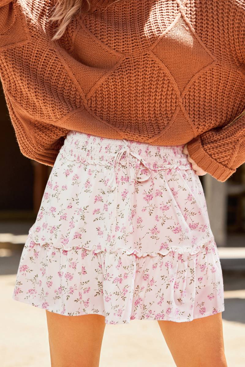 Weißer Gesmokter Minirock mit Blumenmuster von CUPSHE