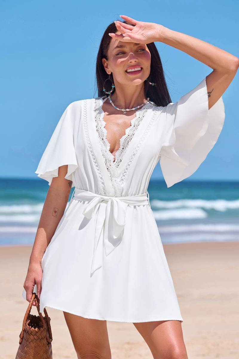 Weißes V-Ausschnitt Mini-Strandkleid mit Spitzenbesatz von CUPSHE