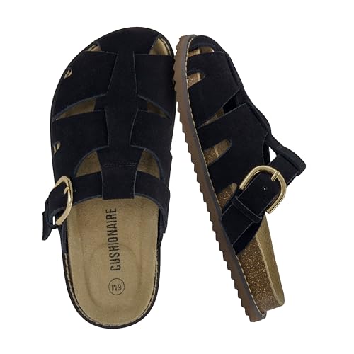 CUSHIONAIRE Benson Fischer-Sandalen für Damen – Wildleder-Slipper, geschlossene Zehenpartie, Damen-Clogs mit Memory-Schaum, Kork-Fußbett und Fußgewölbeunterstützung, Schwarzes Wildleder, 38.5 EU Weit von CUSHIONAIRE