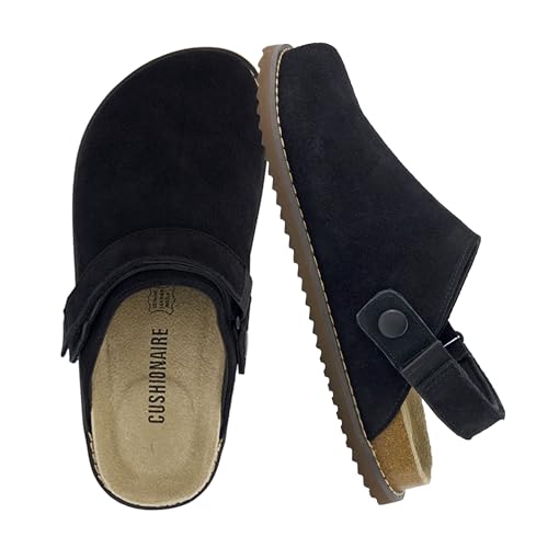CUSHIONAIRE Damen Boulder Clog aus echtem Wildleder mit Drehriemen - leichte EVA-Sohle, Innensohle aus Memory-Schaum, breite Breiten erhältlich, Schwarz, 42 EU Weit von CUSHIONAIRE