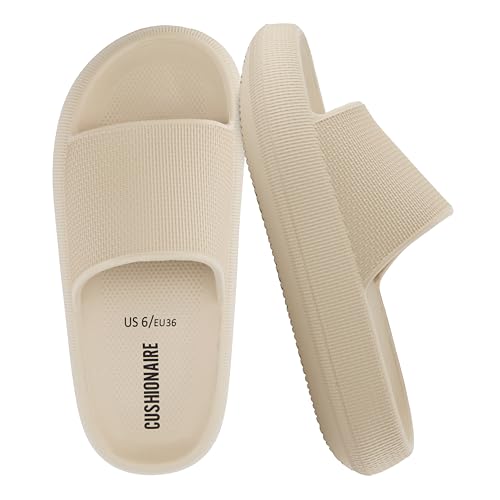 CUSHIONAIRE Damen Feather Cloud Recovery Slide Sandalen mit +Komfort, Khaki, 39 EU von CUSHIONAIRE