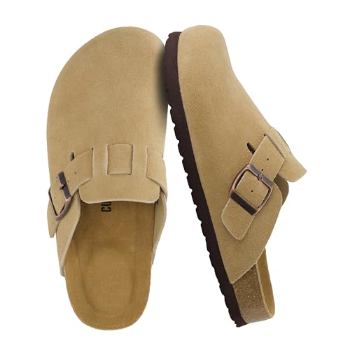 CUSHIONAIRE Hana Classic Clog Damen-Schuhe, echtes Leder, Wildleder, Slipper, bequeme Schuhe für Damen, Sand, 42 EU Weit von CUSHIONAIRE