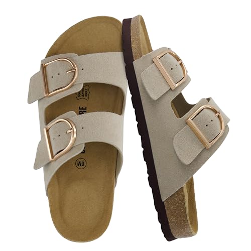 CUSHIONAIRE Legacy Kork-Fußbett-Sandalen für Damen - Leder Doppelriemen Slides mit verstellbaren Schnallen + Memory-Schaum, Stein, 41 EU Weit von CUSHIONAIRE