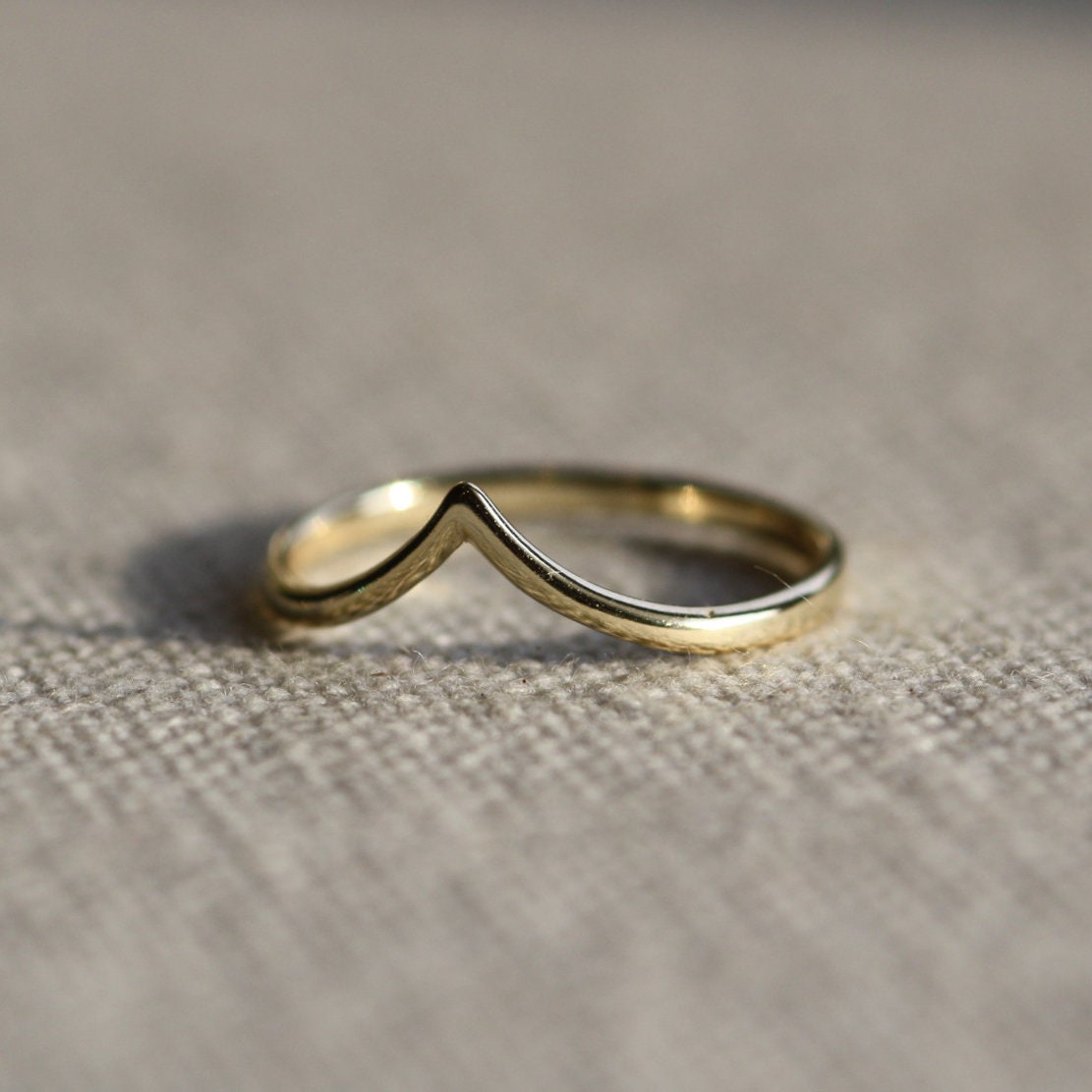 14K Gold Curve Ring, Einfache Eheringe, V-Form Gebogener Ring Ist Handgefertigt von CUSTOMFINEJEWELRYNYC