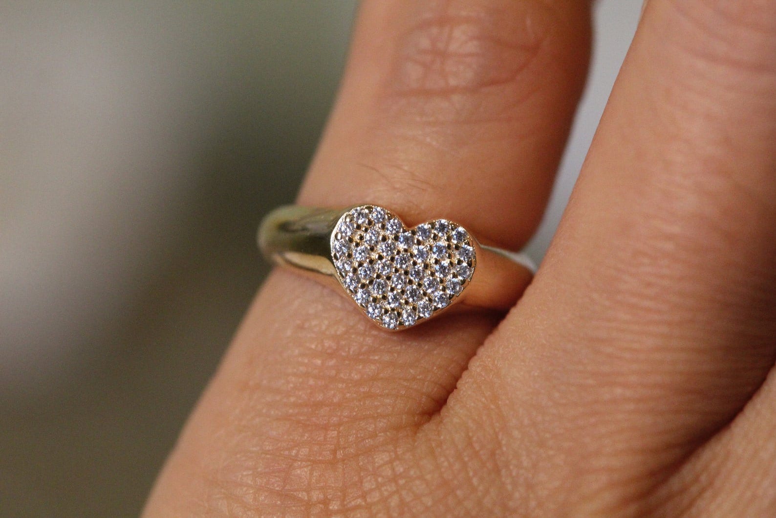 14K Natürlicher Diamant Pave Setting Liebe Siegelring von CUSTOMFINEJEWELRYNYC